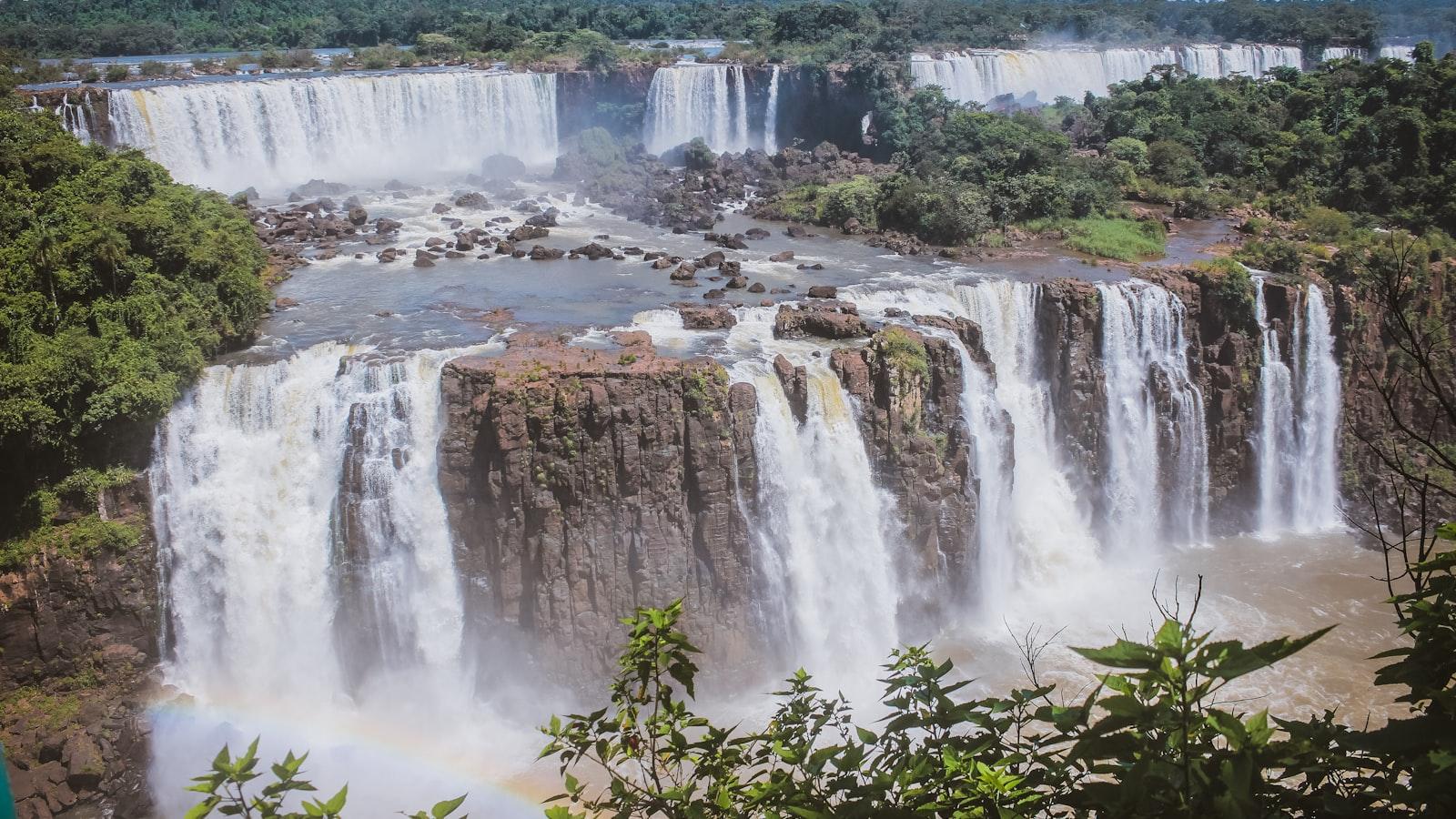 

<p>Neste vídeo, vamos explorar uma⁣ das grandes maravilhas da natureza: as Cataratas do ⁣Iguaçu. Localizadas ⁤na ⁢fronteira entre o Brasil e a Argentina, as Cataratas do Iguaçu são um dos destinos turísticos mais populares da América do Sul. Com seus mais⁤ de 270 quedas d'água, é impossível não se encantar com a beleza e grandiosidade​ desse ⁣espetáculo natural.</p>
<p>“></p>
<div id=